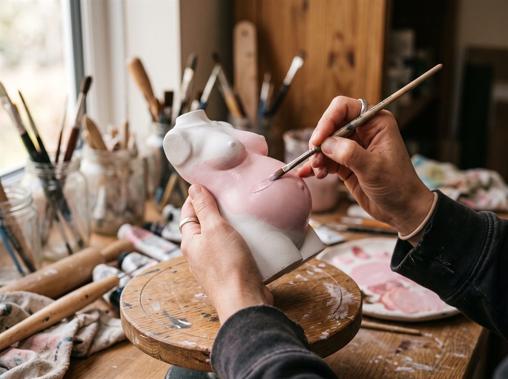 Wykończenie odlewu pędzlem w atelier — Lakierowane, Brzusio